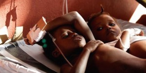 La falta de acceso a la educación y las nuevas tecnologías, especialmente los desarrollos medicinales, causan estragos en Haití.  Fuente: Dawn.com - Reuters 2011